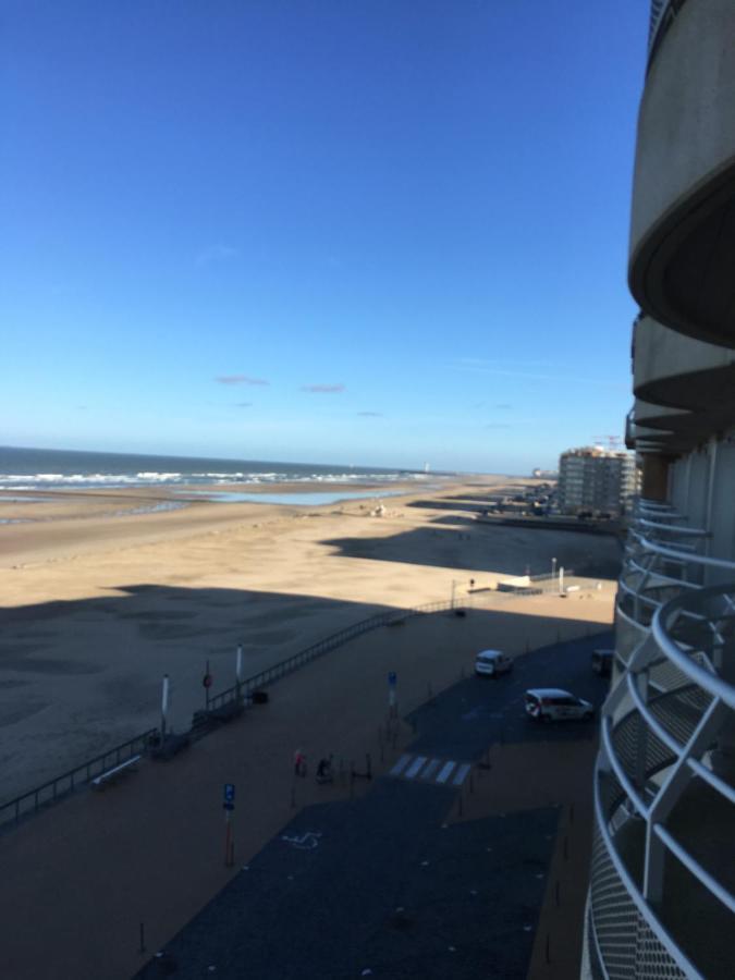 Studio 4 pers met Frontaal Zeezicht&privé zwembad Oostende Exterior foto